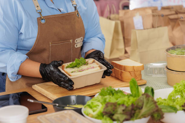 Empaque sustentable en restaurante, acciones respaldadas por Productos Abadi.
